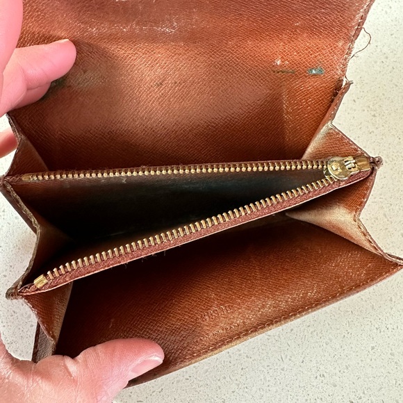 Louis Vuitton Classic Monogram Wallet STEAL OF A DEAL! - Picture 4 of 5